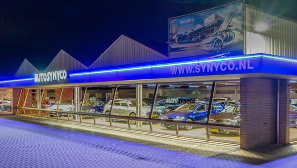 Resultaat Auto Synyco LED strips en Lichtreclame in de avond
