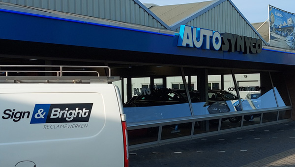 Resultaat overdag Led Strips en lichtreclame Auto Synyco