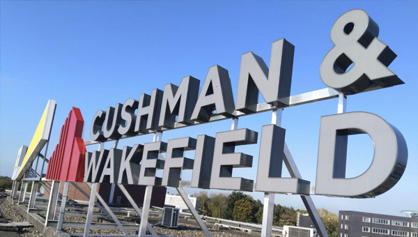 Aanzicht overdag Cushman & Wakefield Groningen lichtreclame