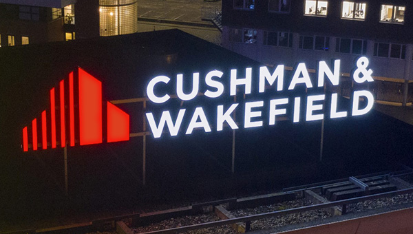 Aanzicht avond Cushman & Wakefield Groningen lichtreclame